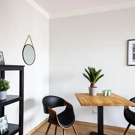 Patio Praga Metro By Bookinghost * وارسو