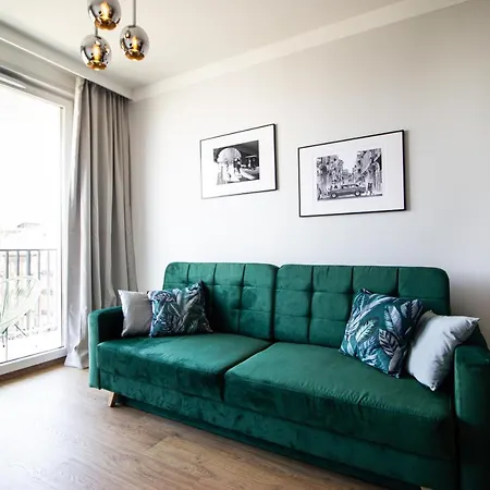 Patio Praga Metro By Bookinghost * وارسو