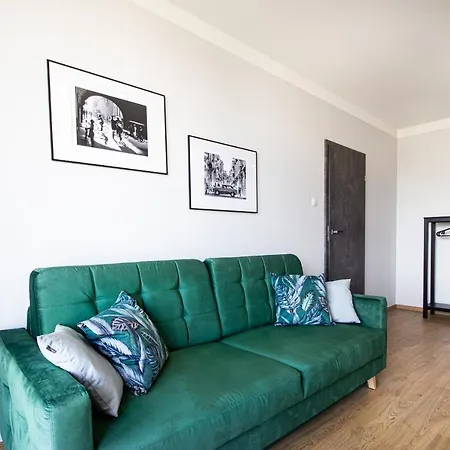 Patio Praga Metro By Bookinghost